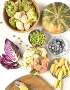 conservare la verdura - vari alimenti su un tavolo